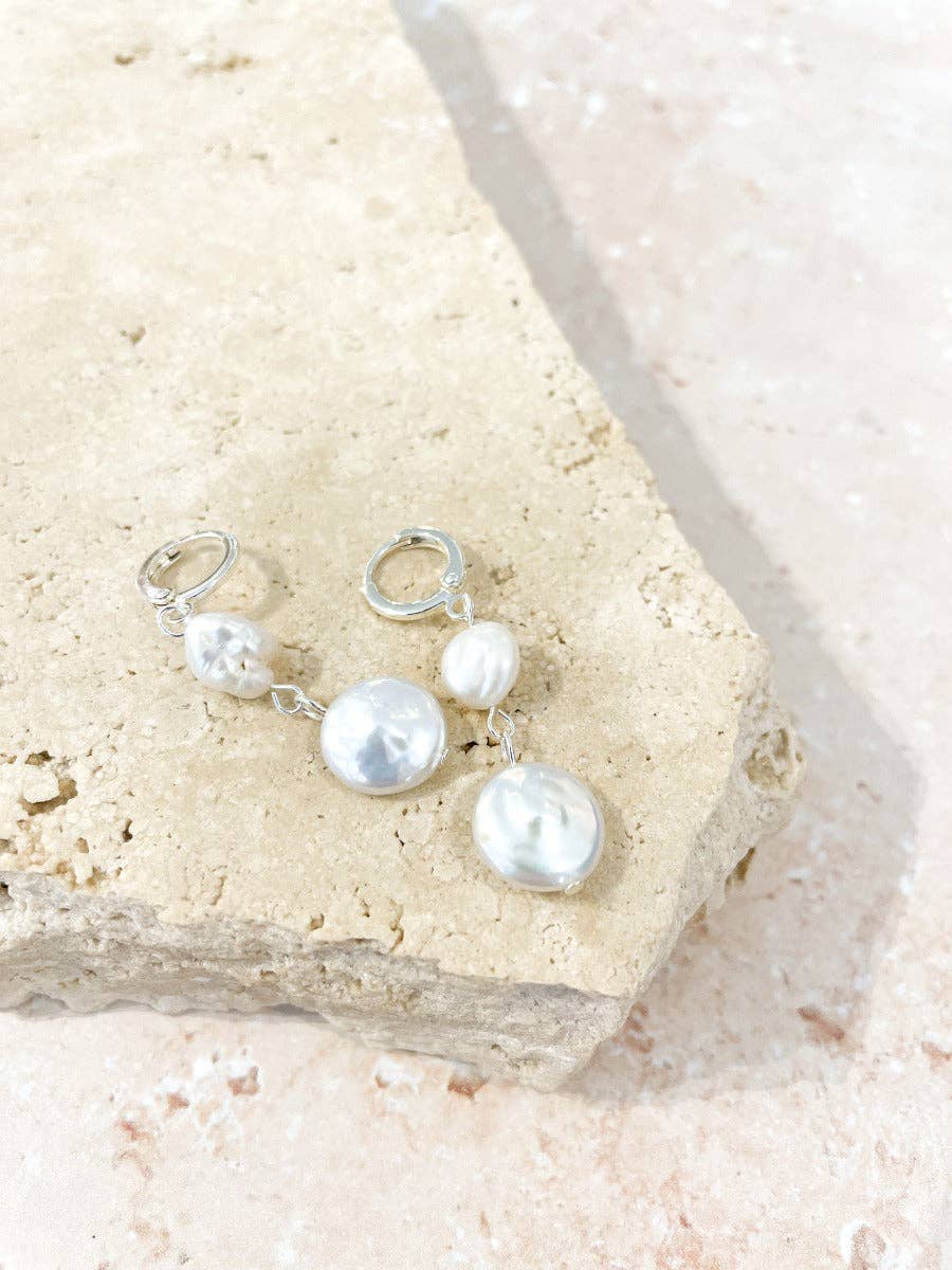 Silver plated earrings fearuring aura pearls with a minimalistic and elegant design.