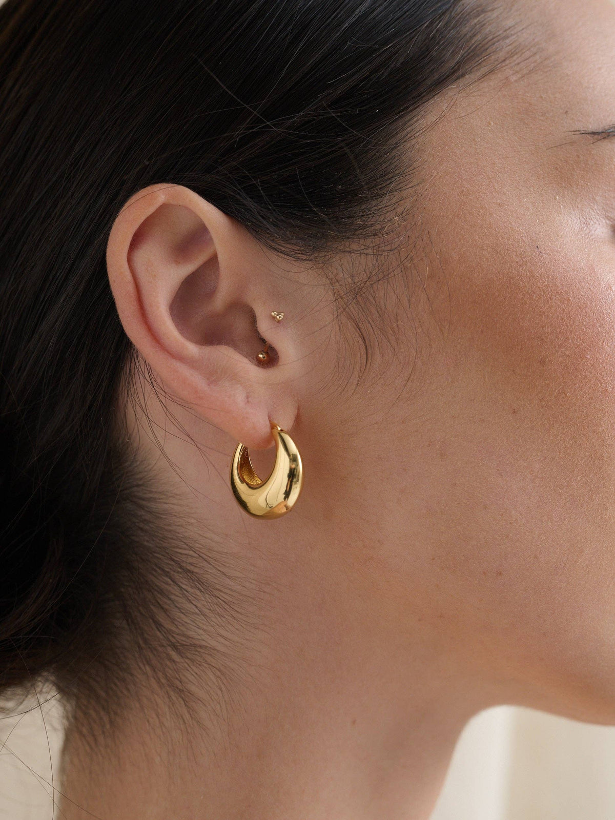 Close-up of Porte Hoop 18K gold plated hoop earrings.